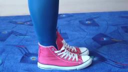 Jana shows her Converse All Star Chucks hi red used