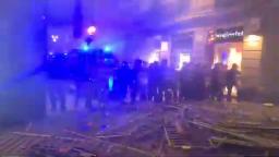 Altercados en la plaza Sant Jaume durante una protesta contra las restricciones