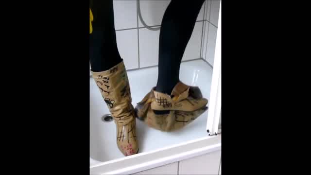 Jana wash and destroy her with write on boots beige in shower trailer