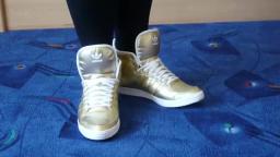 Jana shows her Adidas Top Ten Hi gold