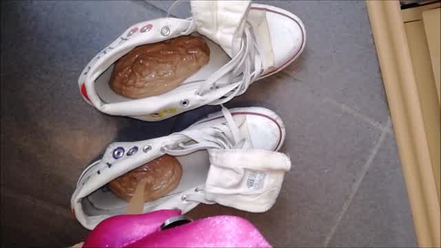 Jana cooks in the kitchen and fills her Converse Chucks hi beige with it trailer