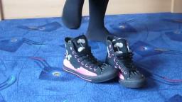 Jana shows her Converse All Star Chucks hi black and pink