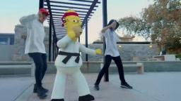 Homero Simpson bailando