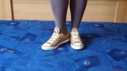 Jana shows her Converse All Star Chucks low gold pailletten