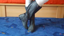 Jana shows her sheego flat boots grey