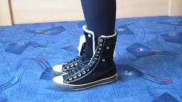 Jana shows her Converse All Star winter Chucks extra hi black with pelt