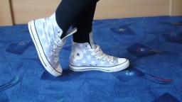 Jana shows her Converse All Star Chucks hi light grey-blue with white stars