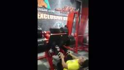 Man breaks leg while lifting 400kg on legpress