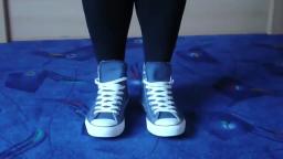 Jana shows her Converse All Star Chucks hi jeans blue