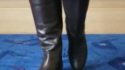 Jana shows her boots dark brown with elastic band behind