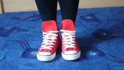 Jana shows her Converse All Star Chucks hi red