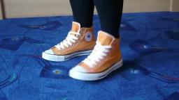 Jana shows her Converse All Star Chucks hi orange used