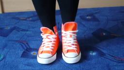 Jana shows her Converse All Star Chucks hi orange