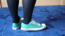 Jana shows her Converse All Star Chucks low green