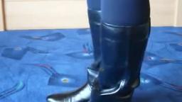 Jana shows her Graceland boots black