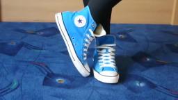 Jana shows her Converse All Star Chucks hi blue