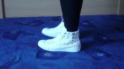 Jana shows her Converse All Star Chucks hi white with gold rivets