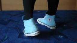 Jana shows her Converse All Star Chucks hi neon blue