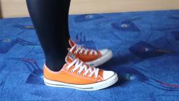 Jana shows her Converse All Star Chucks low orange