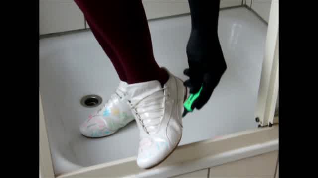 Jana write on her Puma Big Cat shiny white and wash them in shower trailer