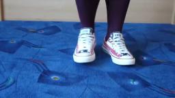 Jana shows her Converse All Star Chucks low US flag