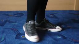 Jana shows her Converse All Star Chucks low used look grey with rivets