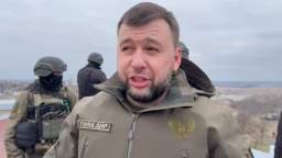 Comrade Pushilin bravely mounts DPR flag on liberated town's townhall