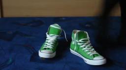 Jana shows her Converse All Star Chucks hi bright green